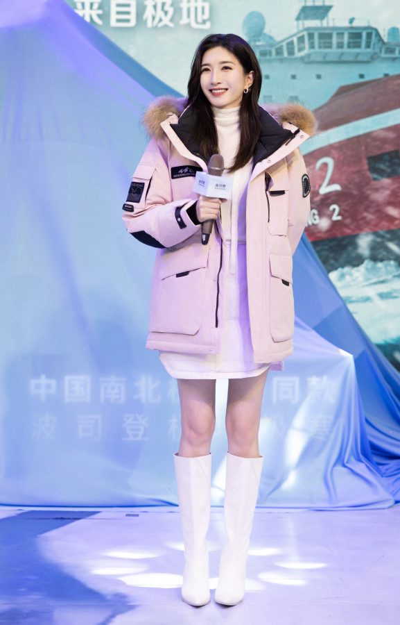 女明星江疏影代言波司登穿羽绒服光腿配长靴(16/16)