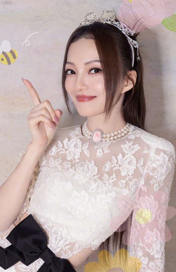 张韶涵白裙配粉色高跟鞋肌肤白嫩(6/6)