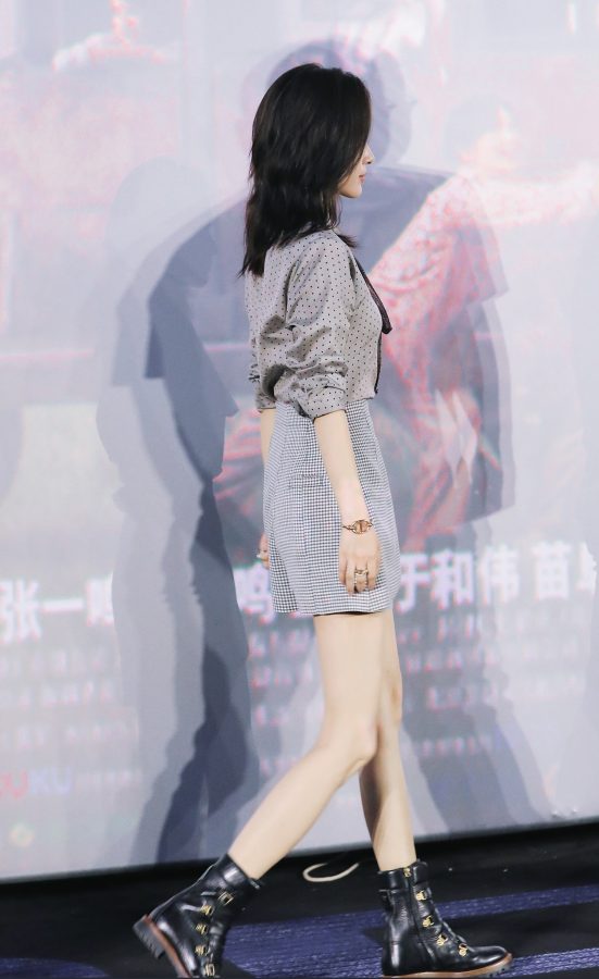 演员王子文身穿一套极具学院风的套装和短靴打造吸睛美腿(8/9)