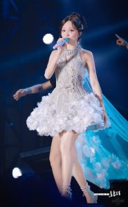 张韶涵演唱会丝袜美腿送福利