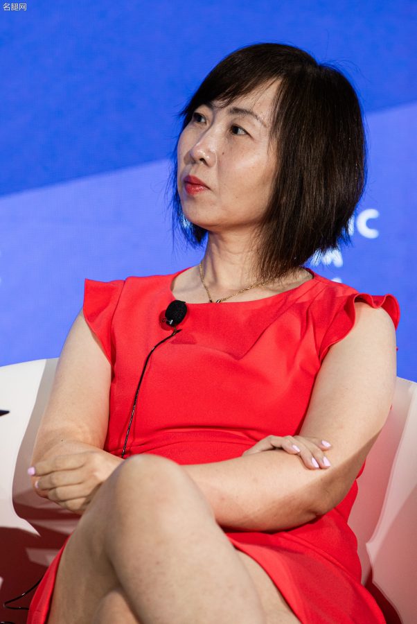 女主持Samantha Vadas和乔治华盛顿大学经济学和国际事务教授Maggie Chen活动现场高跟二郎腿(4/11)