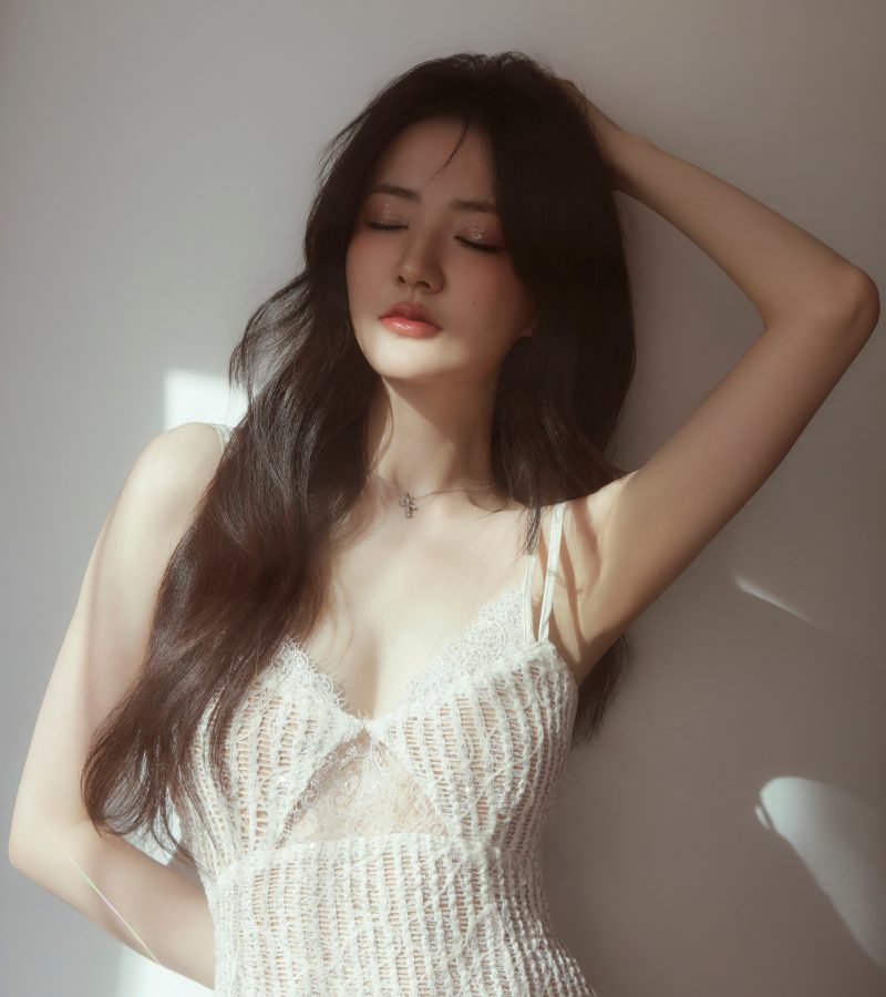 蕾丝诱惑！徐璐白色吊带展现精致锁骨与性感香肩(6/10)