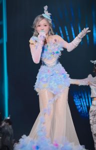 张韶涵演唱会穿薄纱裙透出极品美腿