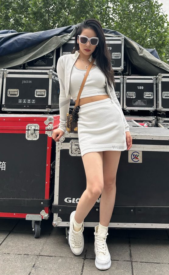 All White酷女孩阿达娃白色运动短裙套装美腿光滑(4/4)