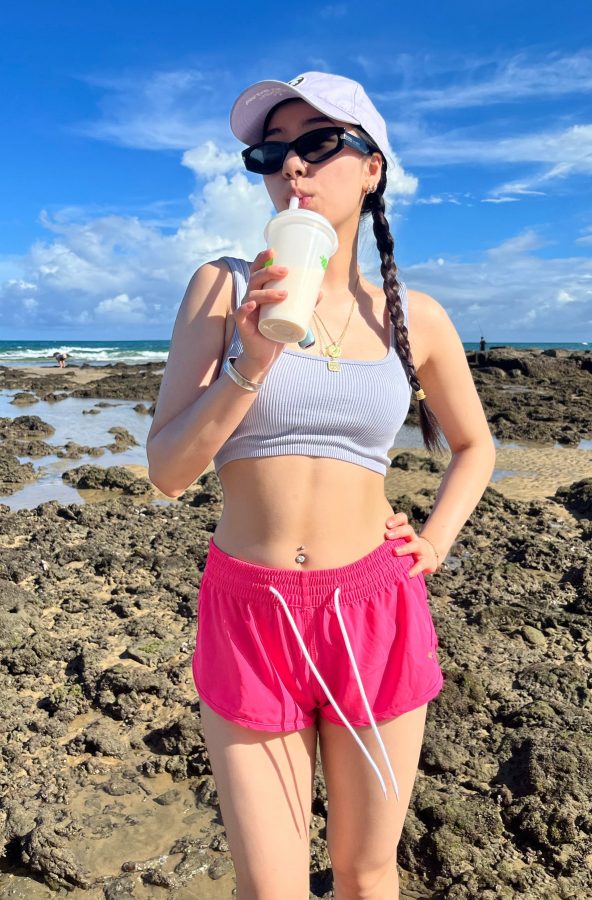 阿达娃的海边Style！运动风穿搭清爽舒适，尽显阳光活力白大腿(2/5)