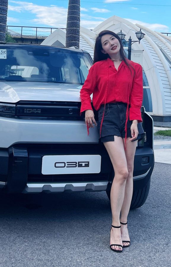初晓敏红色衬衫搭配牛仔短裤，与iCAR 03T SUV一同释放时尚活力(1/9)