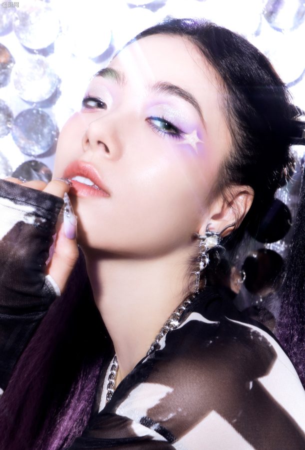 阿达娃紫色双马尾黑色科技感造型，酷炫舞姿光滑大腿燃炸全场(4/8)
