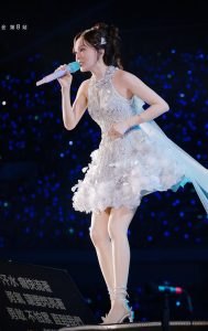 张韶涵演唱会丝袜美腿送福利