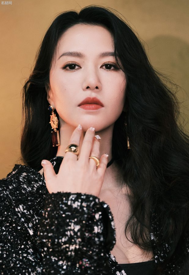 时尚女王谭维维再出击！牛仔短裙搭配漆皮长靴酷飒美腿吸睛(5/12)