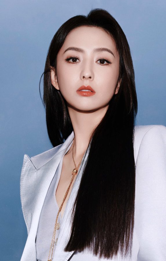 女神佟丽娅身着淡蓝色套装踩细跟凉鞋优雅美丽（第3张/共6张）