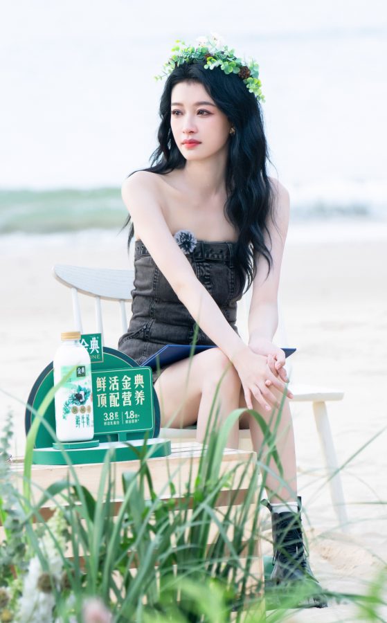 《五十公里桃花坞》孙怡清新海边造型，一双美腿在自然光下更显修长（第1张/共2张）