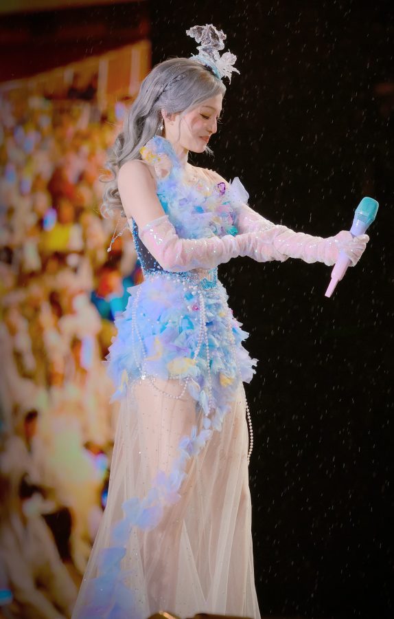 张韶涵演唱会穿薄纱裙透出极品美腿(61/81)
