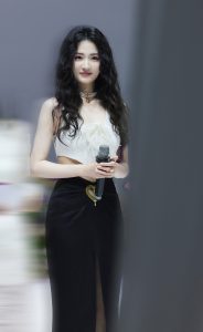 性感升级！徐璐露背高开衩长裙，大胆秀出撩人美腿