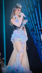张韶涵演唱会穿薄纱裙透出极品美腿