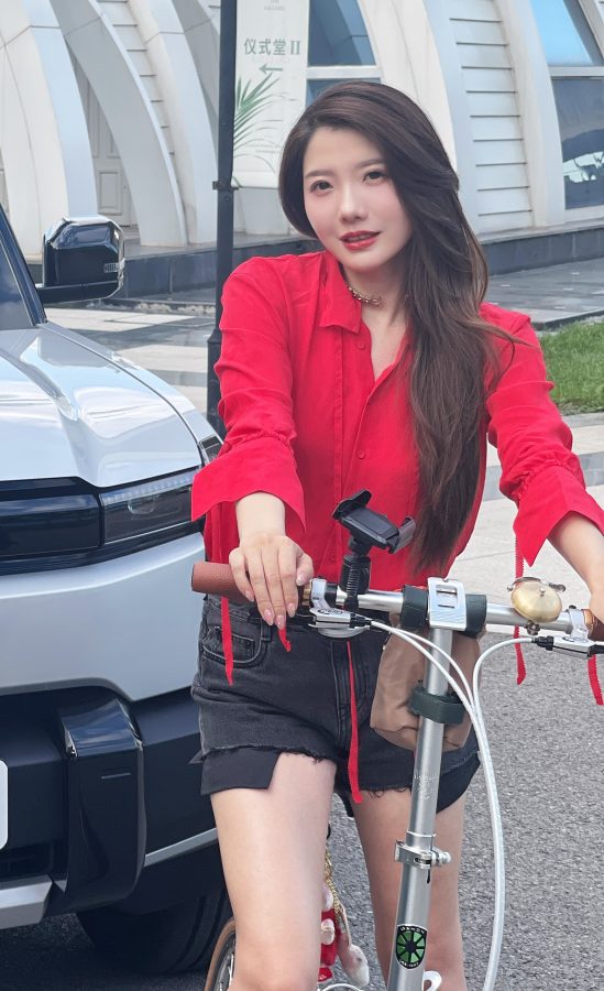 初晓敏红色衬衫搭配牛仔短裤，与iCAR 03T SUV一同释放时尚活力(8/9)