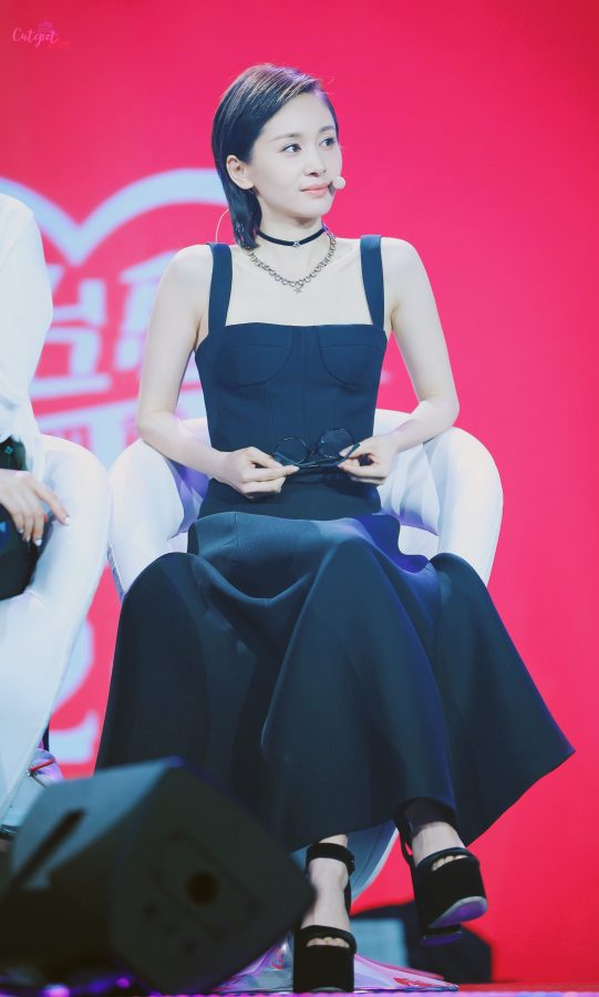 王子文脚踩防水台恨天高吐出小舌头做鬼脸(1/2)