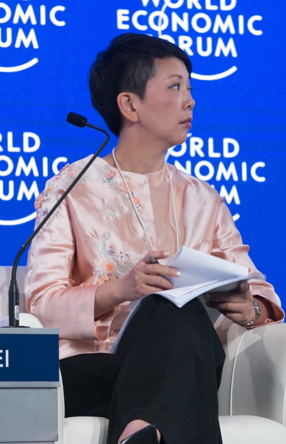 短发女主播田薇活动现场踩尖头高跟亮鞋底(2/3)