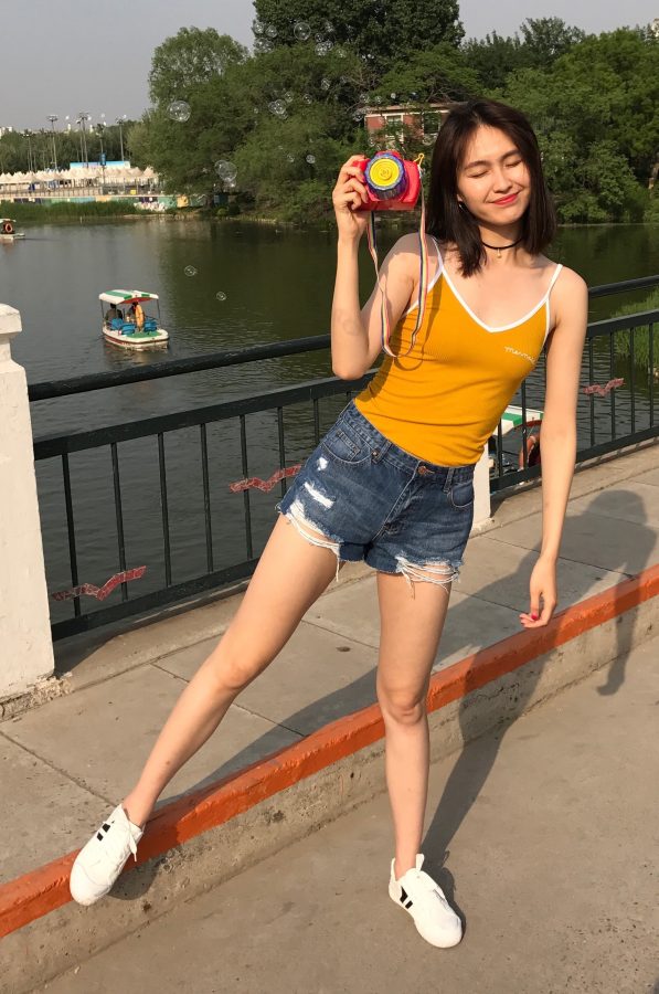 任帅穿吊带背心配牛仔热裤秀美腿(1/3)