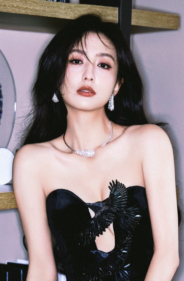 佟丽娅穿低胸黑裙赤足拍摄写真太美啊（第6张/共6张）