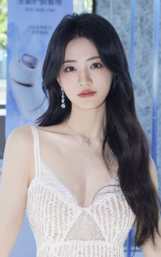 蕾丝诱惑！徐璐白色吊带展现精致锁骨与性感香肩(7/10)