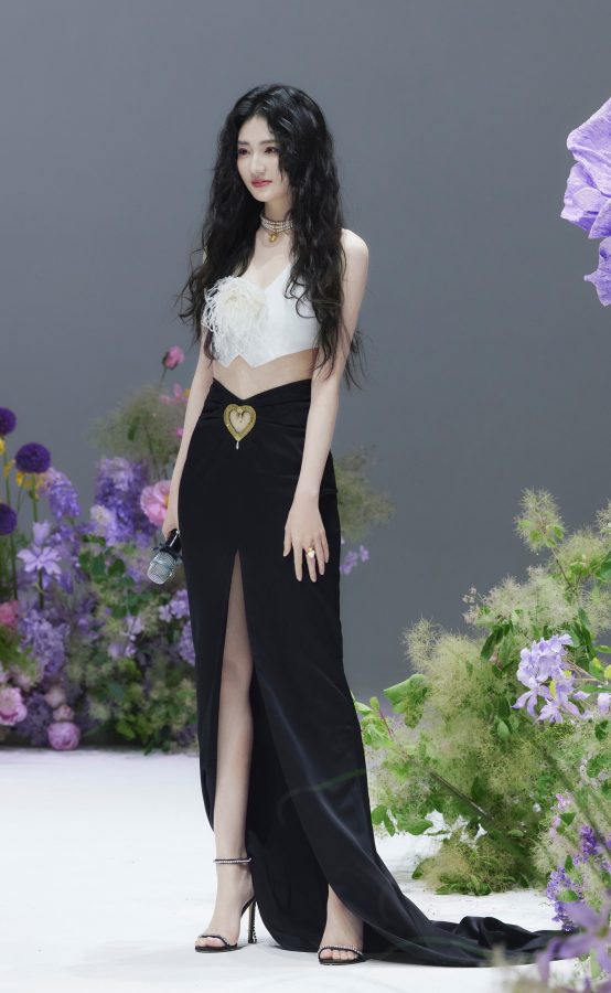 性感升级！徐璐露背高开衩长裙，大胆秀出撩人美腿(6/8)