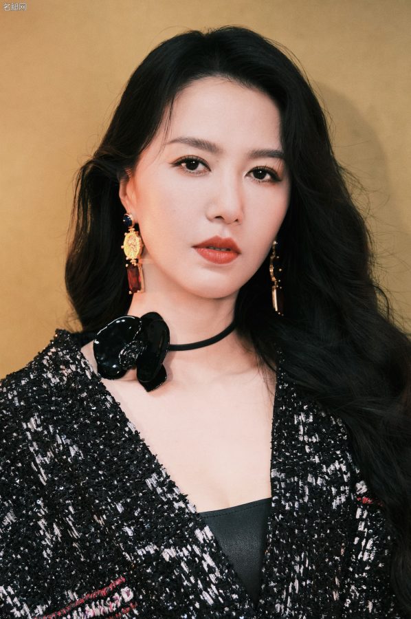 时尚女王谭维维再出击！牛仔短裙搭配漆皮长靴酷飒美腿吸睛（第6张/共12张）