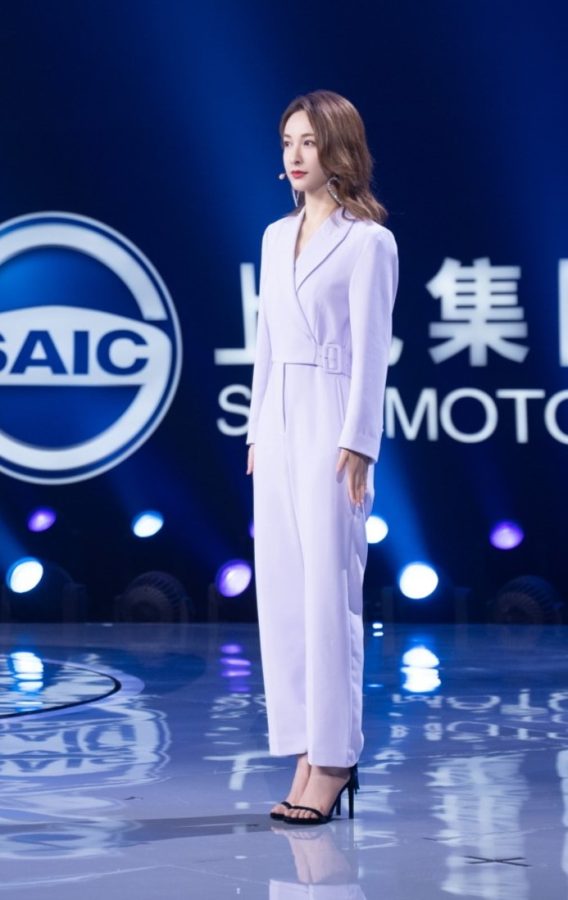 女主持人吴昕穿连体裤玉足踩一字带凉高跟出席汽车品牌发布活动(5/5)