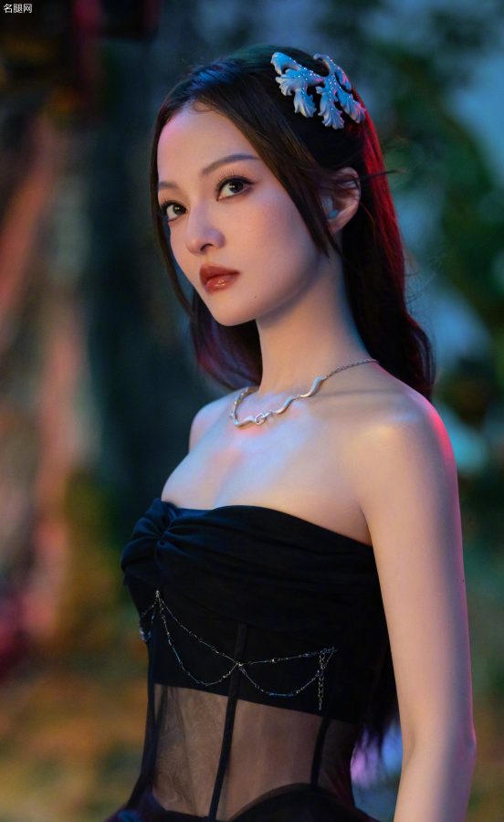 张韶涵身着优雅黑裙光滑玉腿棚拍美照(5/5)