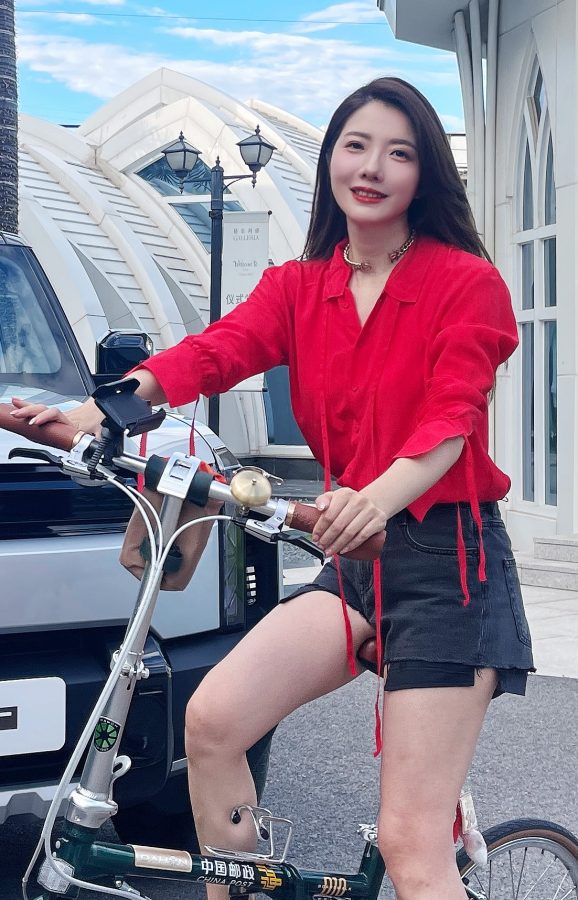 初晓敏红色衬衫搭配牛仔短裤，与iCAR 03T SUV一同释放时尚活力(7/9)