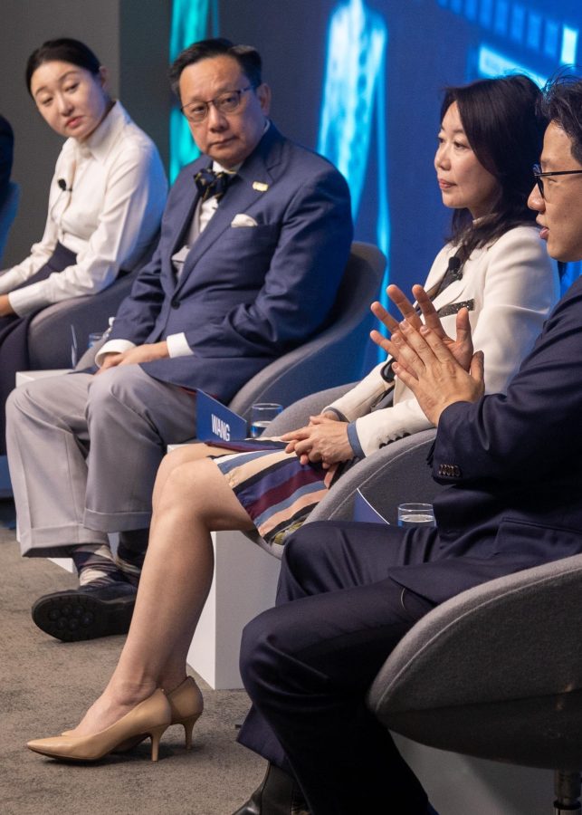 东软集团高级副总裁王楠高跟熟腿活动图(6/6)