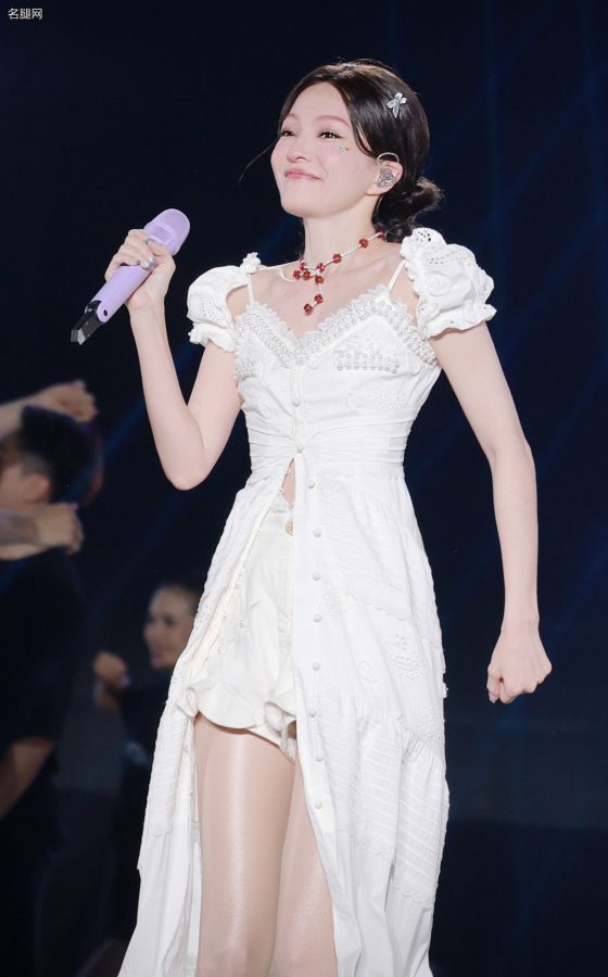 张韶涵演唱会长腿凉高肉丝观众票买值了(26/27)