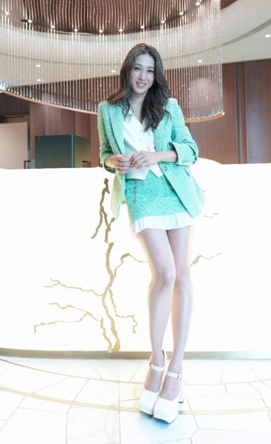 钟嘉欣穿超短裙美长腿踩防水台高跟鞋（第3张/共4张）