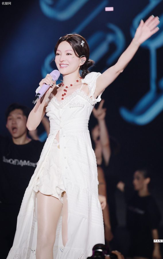 张韶涵演唱会长腿凉高肉丝观众票买值了(19/27)
