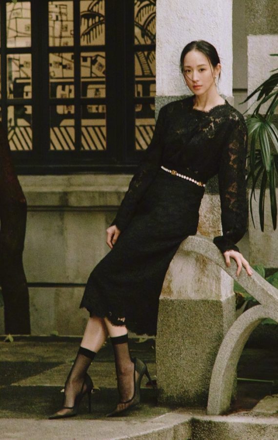 张钧甯黑丝短袜庭院静谧美照（第1张/共1张）