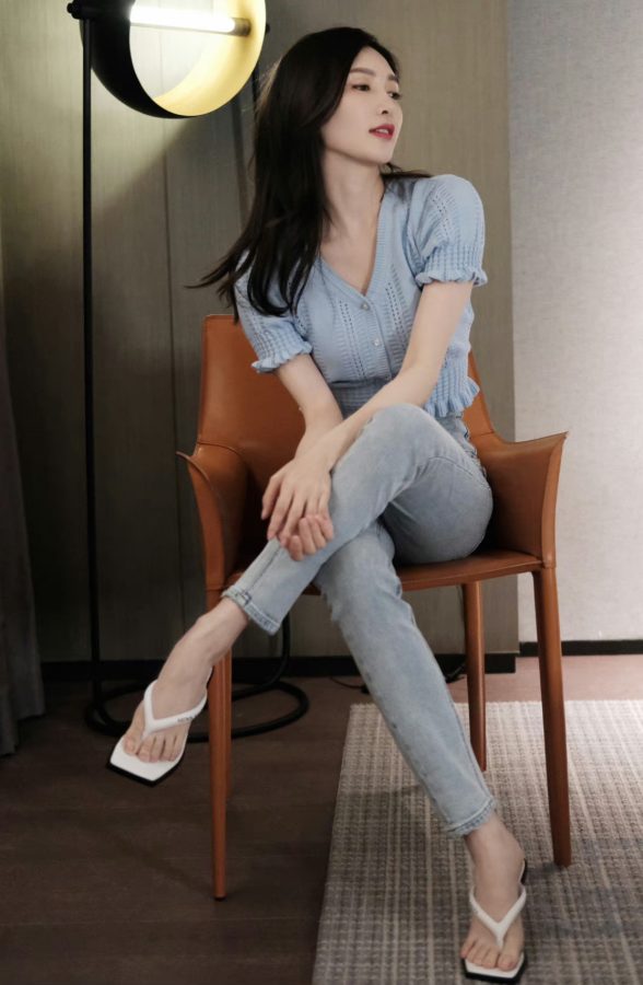江疏影灰色牛仔裤配高跟凉拖鞋清爽舒适怎么穿都好看（第3张/共6张）