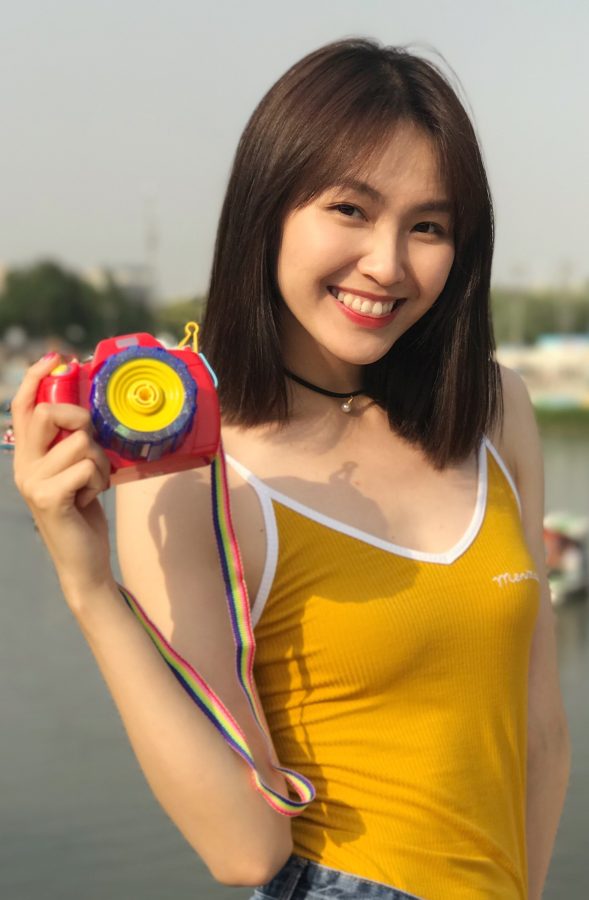 任帅穿吊带背心配牛仔热裤秀美腿(2/3)