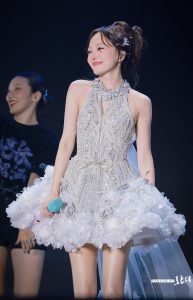 张韶涵演唱会丝袜美腿送福利