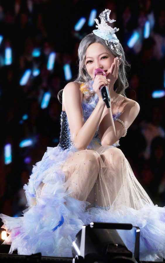 张韶涵演唱会穿薄纱裙透出极品美腿(5/81)