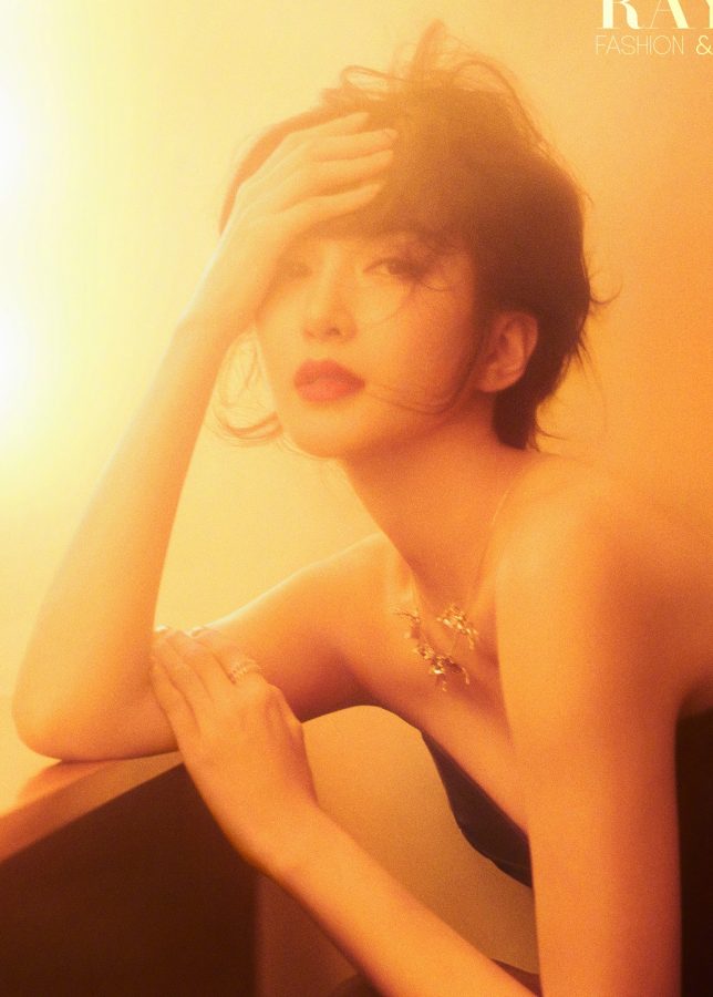 江疏影腿穿花纹黑丝袜拍摄戏剧人生复古大片(3/11)