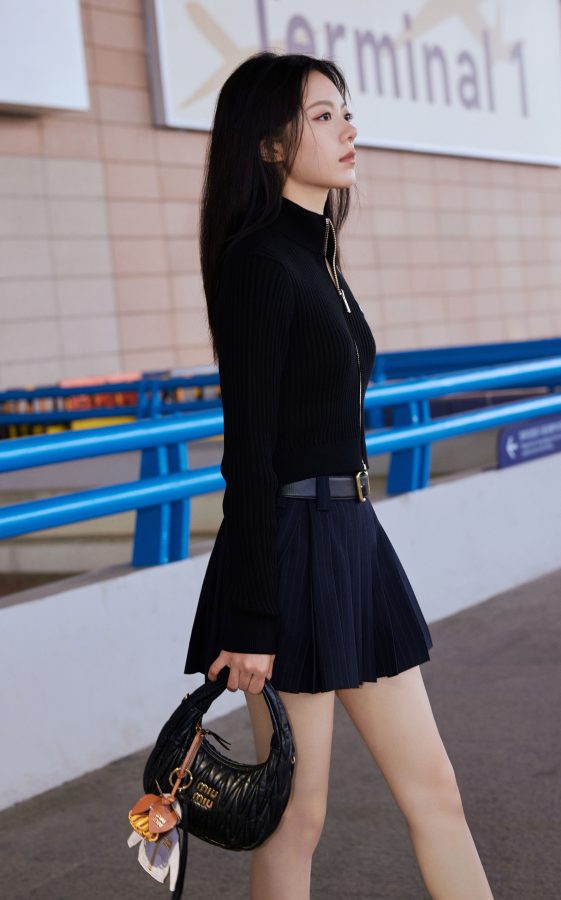 赵今麦穿修身高领衫搭配百褶裙在停车场秀少女美腿(4/5)