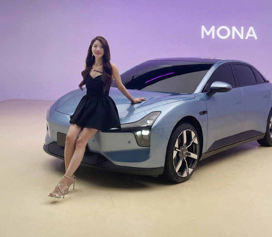 初晓敏细腿踩高跟凉鞋测评MONA汽车(1/4)