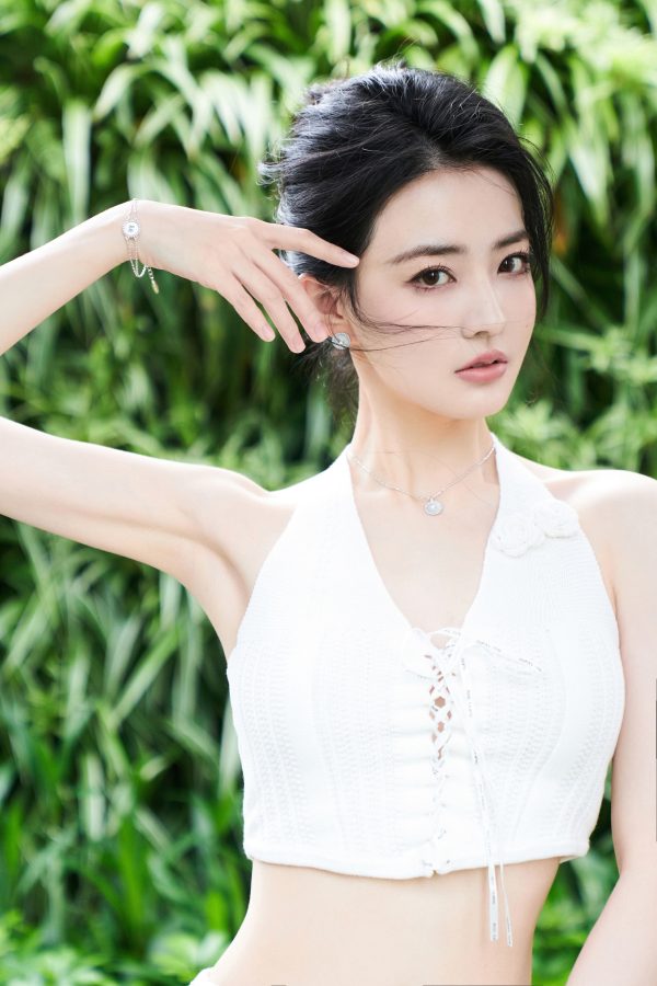 徐璐穿开叉白裙脚踩STUART WEITZMAN仙气飘飘(6/10)