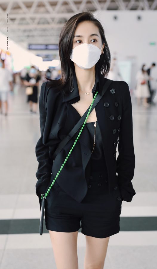 王子文一身酷飒十足的着装露细腿现身机场(9/9)