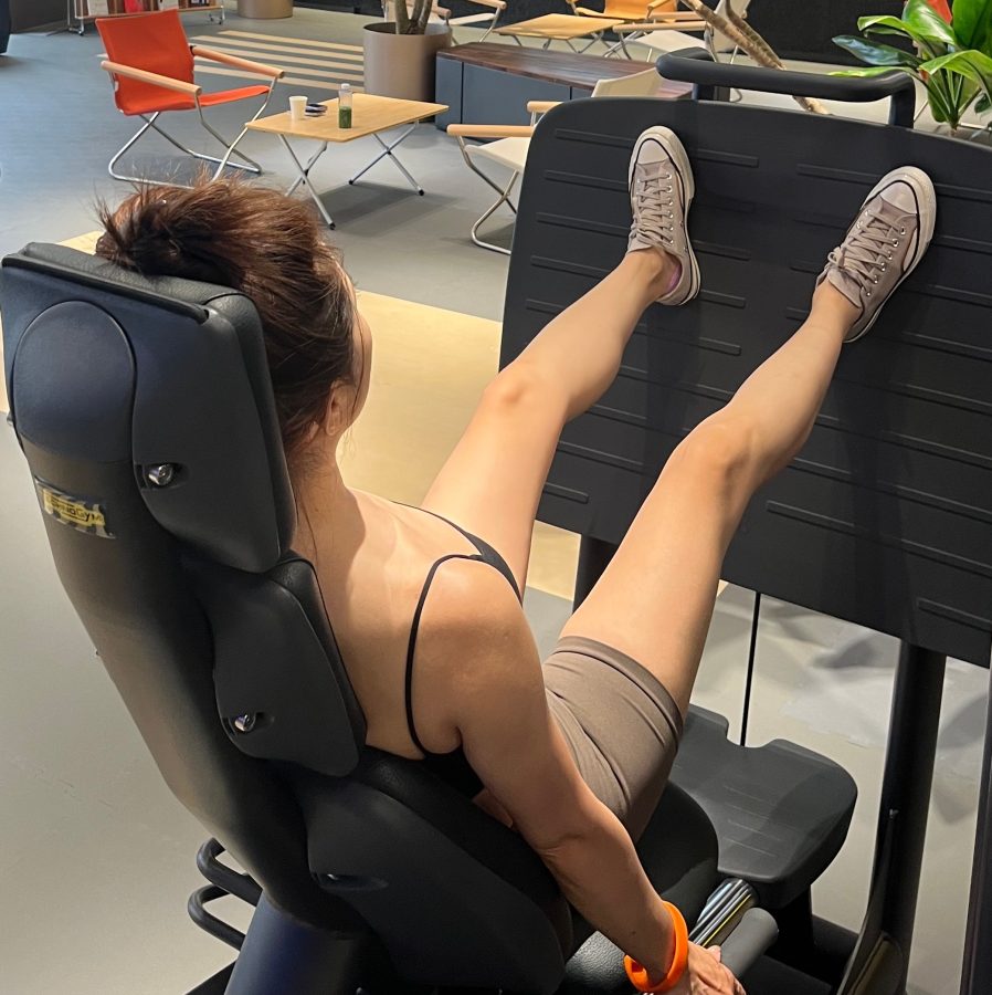 初晓敏在健身房里穿紧身短裤秀长腿翘臀(4/4)