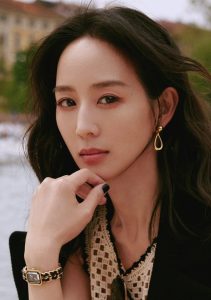 张钧甯居家休闲风白皙玉足美照