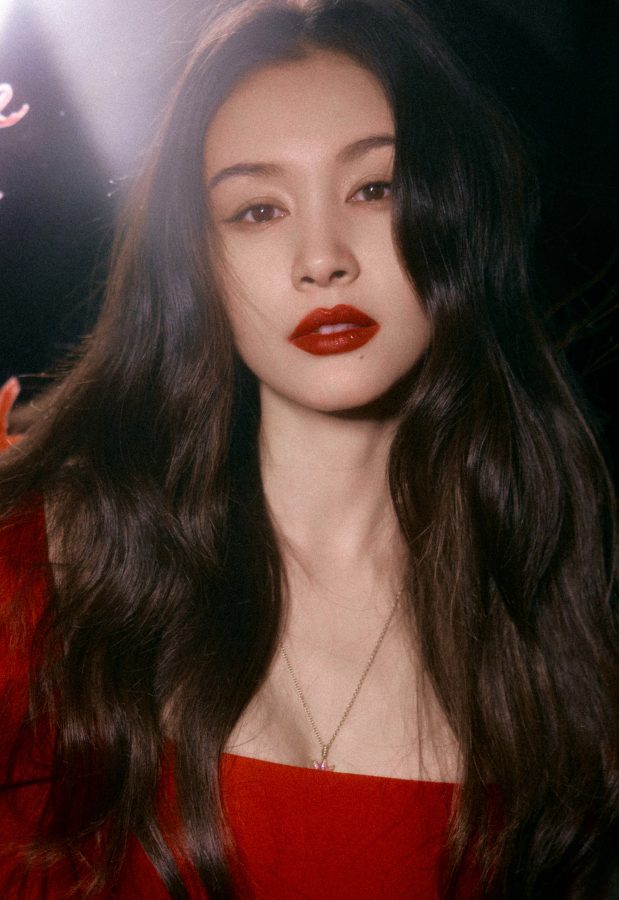 复古风情下的性感！王子文的红裙和尖头高跟鞋，实力演绎修长美腿诱惑(12/15)