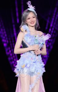 张韶涵演唱会穿薄纱裙透出极品美腿