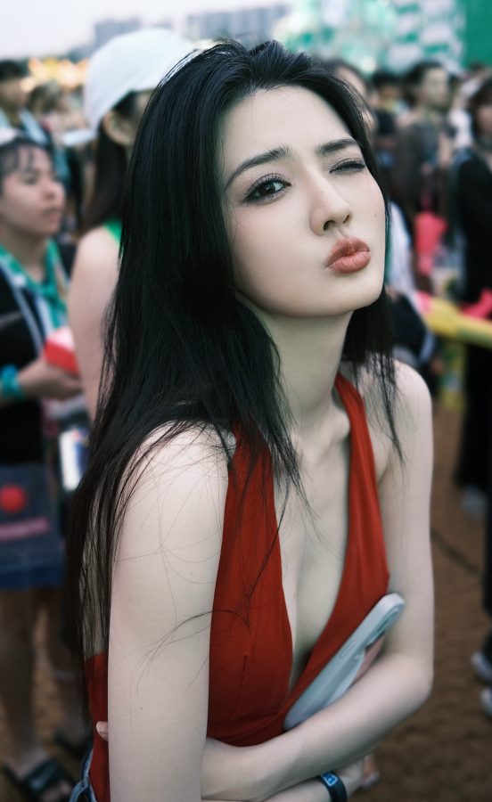 徐璐红色吊带深V秀沟，散发着率真又迷人的气息(3/4)