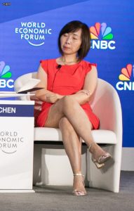 女主持Samantha Vadas和乔治华盛顿大学经济学和国际事务教授Maggie Chen活动现场高跟二郎腿