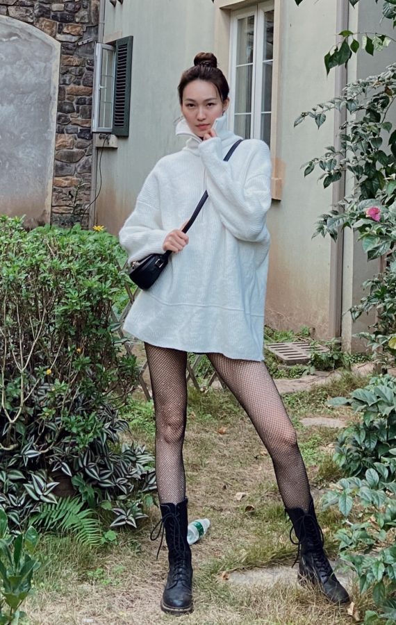 女演员任帅腿穿黑丝网袜拍照御姐感十足(1/1)